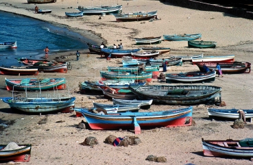 Boote am Strand von Hammamet, Tunesien